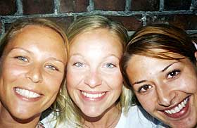  Livets venninner:  Venninnene Vanessa Rudjord og Pia Tjelta fikk raskt Janne til å bytte ut cowboydongeridrakta som gjorde at hun liknet Shakira.