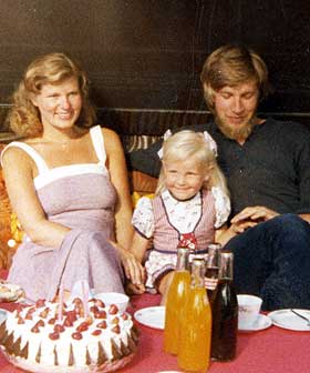  Bursdag:  Mor Ragnhild og far Terje med Janne på besteforeldrenes sommersted utenfor Fredrikstad på hennes treårsdag.
