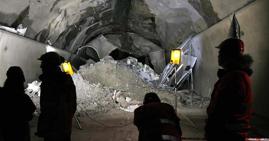 RULLER VIDERE: I etterkant av raset i Haneklevulykken 1. juledag 2006 har det kommet krav om at ytterligere seks tunneler stenges.
