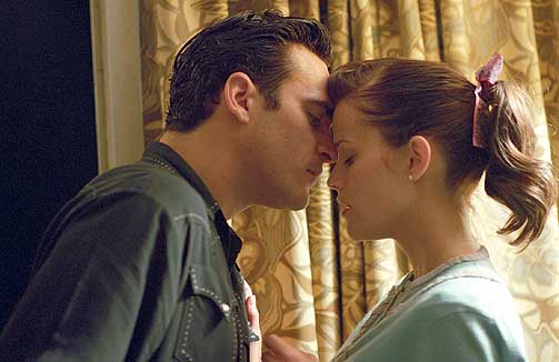 FRA FILMEN: Reese Witherspoon og Joaquin Phoenix spiller June Carter og Cash i filmen �Walk the Line�. Paret bodde sammen i huset i 35 �r.
