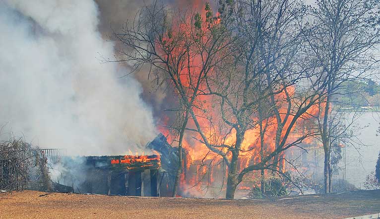 BRANT NED: Johnny Cashs ber�mte hus ved innsj�en brant ned i natt. Etter at Bee Gees-medlem kj�pte det.