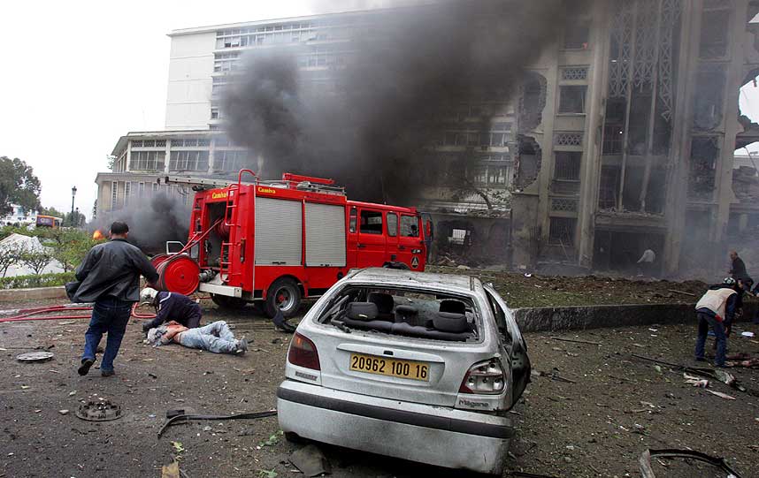 MINST 30 DREPT: Alger rammet av bomber i dag.