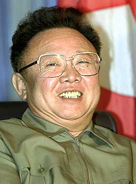 TOK HAN DE SELV?: Spiste Kim Jong Il Karls kaniner? Det mener i hvert fall kaninoppdretteren selv. Her er Nord-Koreas president avbildet under et bes�k i Vladivostok i 2002.