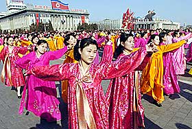 STORSL�TT FEIRING:Nordkoreanere danser p� Kim Il Sung-plassen i Pyongyang under feiringen av Kim Jong Ils 65-�rsdag.
