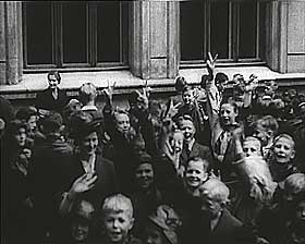 NAZISTMØTE: En av filmene viser en NS-samling på en skole. Barna viser V-tegnet.