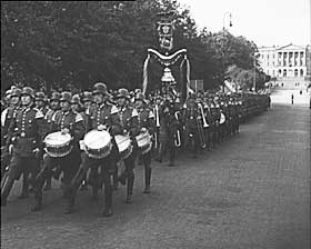 NS-PARADE: Partiet defilerer opp Karl Johan.
