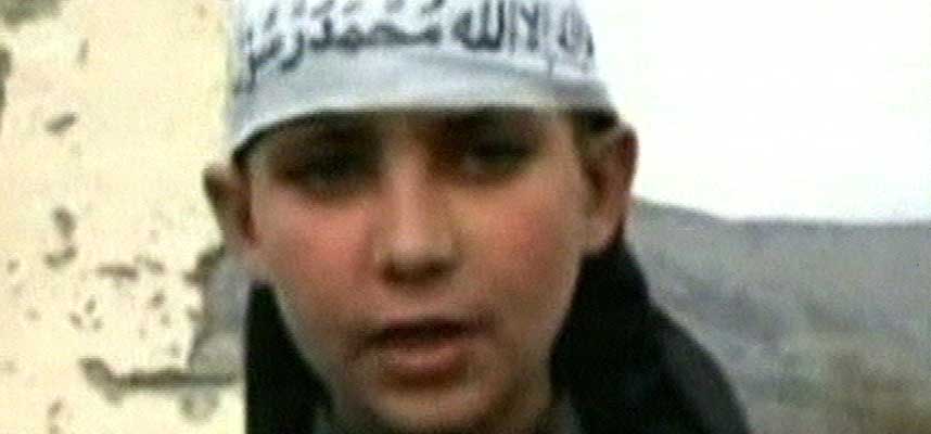 DRAPSMANN: P� videoen som n� distribueres blant jihadister i Pakistan blir denne guttungen drapsmann.
