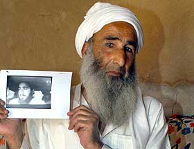 FORTVILET FAR: Ghulam Sakhi raser mot Taliban etter drapet p� s�nnen.