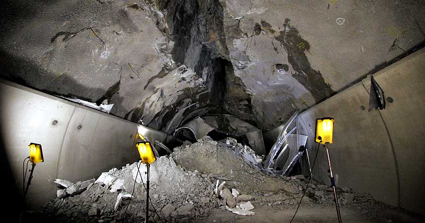 TUNNELER F�R STRYK: Tre av fem norske tunneler f�r stryk i internasjonal unders�kelse. Hanekleivtunnelen er fortsatt stengt etter raset 1. juledag i fjor.
