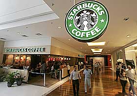 TILLATT INNEND�RS: Starbucks kan forsatt henge opp skilt inne. Kjeden �pnet sin f�rste butikk i Brasil i Sao Paulo i november i fjor.