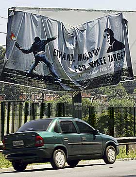 FORTSATT TILLATT: I forbindelse med president Bush sitt bes�k i byen imars manglet det ikke p� bannere med protester mot presidenten.