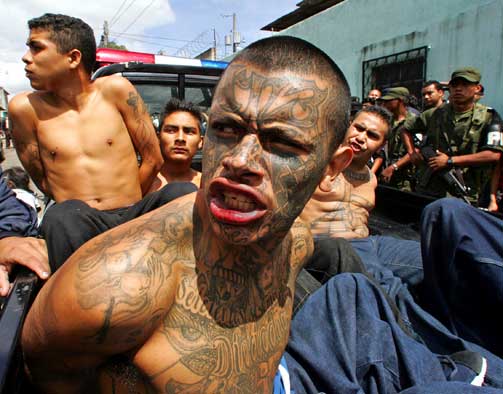 MARA 18: Gjengmedlemmer tatt av politiet i Guatemala i 2005. Men � arrestere fotsoldatene hjelper knapt i et land som p� mange omr�der styres av mafiaen.