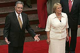 VALG TIL H�STEN: Dagens president Oscar Berger, her sammen med Chiles president Michelle Bachelet. Kriminalitet blir hovedsaken i valget.
