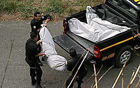 I G�R I GUATEMALA: N�r 200 drap i m�neden er den dystre statistikken i Guatemala n�. I g�r hentet politiet fire drapsoffer i Boca del Monte.