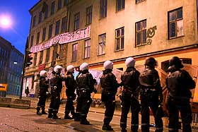 KLARE TIL � STORME: Oppr�rspolitiet sto klare til � storme Hausmania. Men ordren kom aldri.