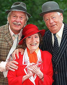 OLSENBANDEN: Arve Opsahls mest kjente rolle var som Egon Olsen (til høyre) i Olsenbanden. Her sammen med Sverre Holm og Aud Schønemann, begge avdøde.