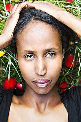 Kadra Yusuf (26) elsker den drøye, somaliske humoren. Da er det et problem å ha brukket flere ribbein. - kadra004_1178088588