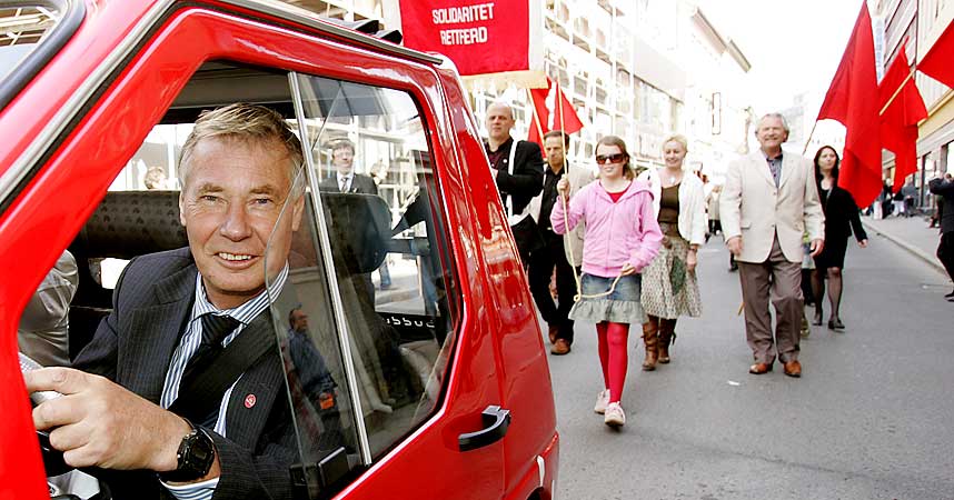 EL-BIL P� 1. MAI: Rune Gerhardsen kj�rte EL-bil i 1. mai toget i Oslo.