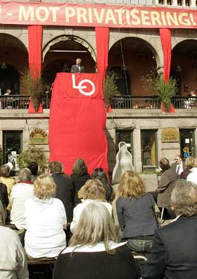 TALER: I g�rsdagens tale p� Youngstorget langet Rune G ut mot Oslo-by�kratiet.