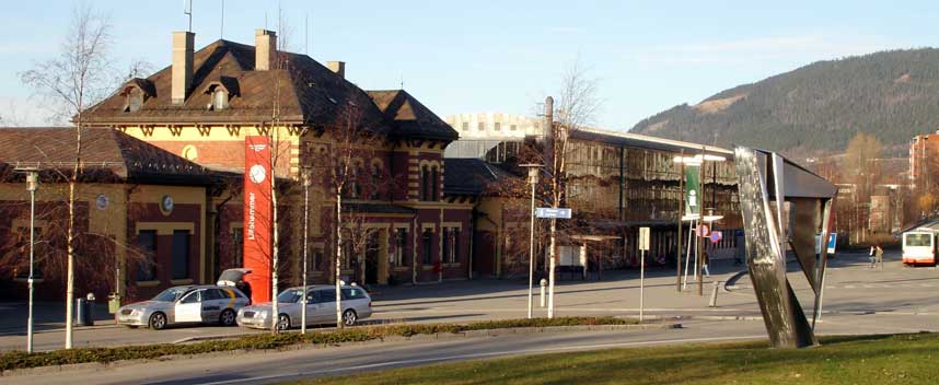 SENTRALT PLASSERT Sv�rt mange ryggsekkturister kommer med tog. Dermed er det ikke mange meter for gjestene � g�, ettersom Lillehammer Vandrerhjem ligger i stasjonsbygningen i byen.