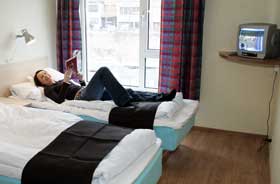RENT OG INNHOLDSRIKT: Gjestene kan surfe fritt tr�dl�st, se p� TV og bruke et eget bad p� eget rom. Mange andre steder m� man dele p� disse godene.