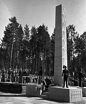 EN STATUE TIL MINNE OM NEIET: I 1950 ble denne statuen til minne om kong Haakons nei reist i Elverum.