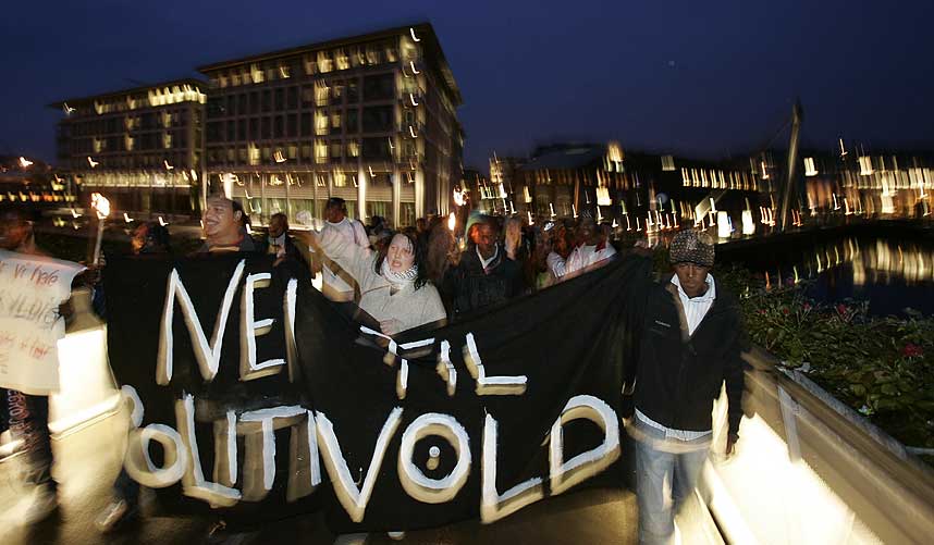 -STOR OPPSLUTNING: Iniativtagerne tror sv�rt mange vil delta i protestene mot henleggelsen. Her et fakkeltog tre dager etter d�dsfallet i Trondheim i september i fjor.
