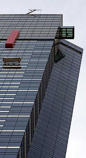 H�YT HENGER DU: Det er n�rmere 300 meter ned til bakken n�r du tar steget ut p� kanten av t�rnet Eureka i Melbourne.