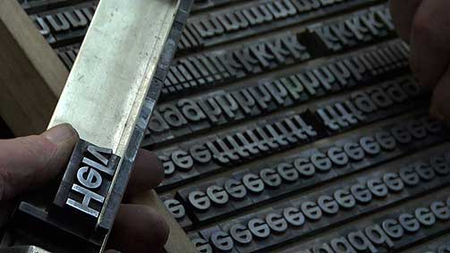 Originalen: Museum of Modern Art i New York stiller ut de originale blysatsene til skrifttypen Helvetica, som fyller 50 �r. Fonten er brukt i utallige logoer, reklamer og trykksaker.