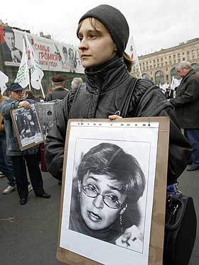 DREPT: I likhet med flere andre dissidenter ble journalisten Anna Politkovskaya drept i fjor. Gjentatte brudd p� menneskerettighetene i landet har f�rt til massiv kritikk mot myndighetene.