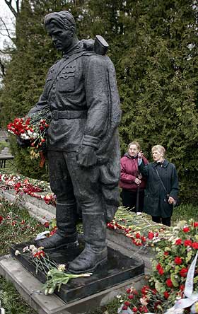 �KT PRESS: Russiske myndigheter har reagert voldsomt p� den estiske beslutningen om � flytte Bronsestatuen. EU, NATO og andre europeiske land har protestert p� Russlands aggressive politikk.