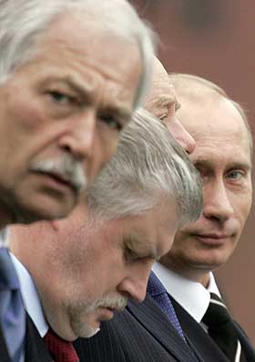 PUTIN OG HANS MENN: Parlamentsleder Boris Gryzlov (t.v.), leder for f�derasjonsr�det Sergei Mironov, statsminister Mikhail Fradkov og president Vladimir Putin.