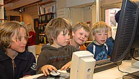 TESTPANEL: 3. klassinger ved Lysejordet Skole i Oslo var hentet inn som testpanel p� lanseringen. F.v. Mathias Berg Skjeseth (9), Torbj�rn Rosvold (9), Erlend Skinnmoen (8) og Martin Berg Remo.