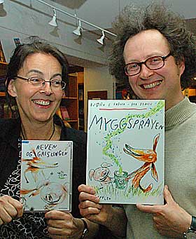 SPILL OG BOK: Kari Hovda, daglig leder i produksjonsselskapet Minimedia, og Bj�rn F. R�rvik, forfatter av bokserien om Reven og Grisungen, lanserte i dag b�de ny bok og nytt spill.