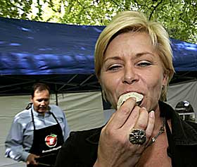 P�LSE OG GRANDIS: Formann i Fremskrittspartiet (Grillpartiet), Siv Jensen, nyter grillp�lse under en pressekonferanse tidligere i mai. I dag sammenlignet hun Frps suksess med Grandiosa.