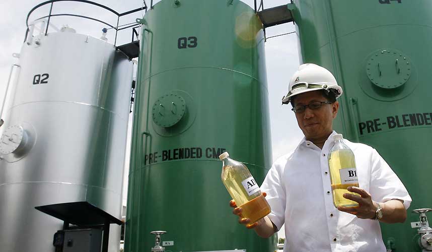 BIOBRENSEL I VINDEN: Energiminister Raphael Lotilla p� Filippinene poserer med en flasker med biobrensel i forbindelse med det nye regelverket for �kt bruk av biobrensel i landet fra og med 7. mai. Foto: Cheryl Ravelo/REUTERS/SCANPIX.