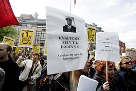 REAKSJONER: I kj�lvannet av Spesialenhetens henleggelse av saken mot politifolkene fulgte store demonstrasjoner. Her utenfor Justisdepartementet forrige tirsdag.