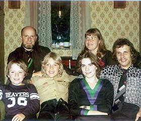 BRYLLUP: Familien Sundnes i bryllupet til Pers storebror Tor Einar. Fra venstre Per (7), Lars, Brita, Tor Einar og bak far Einar og mor Katinka.