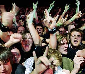 TENKENDE FANS? Redakt�ren av boka mener Metallica er den tenkende manns metal-band. Her engasjerte fans fra en Metallica-konsert i Oslo.