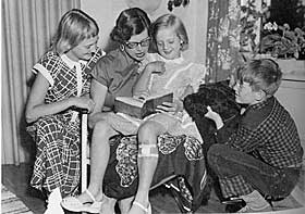HØYTLESING, 1955: Ebba leste for barna hver dag. Riesenschnauzeren Kid følger også med.
