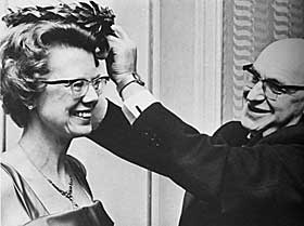 PRISET: Anledningen er Takk-for-boken-prisen for 1965. Lauritz Bendiksen fra Bokhandlerforeningen står for laurbærkransingen.