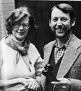 TAKKER FOR SEG: Ebba overlater formannsklubba i Forfatterforeningen til Bjørn Nilsen i 1975.