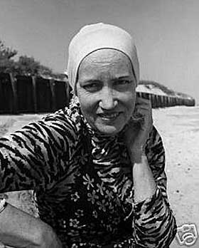 EKSENTRISK: Little Edie p� stranda i East Hamptons med hodeplagg. Hun hadde antakelig ikke h�r.