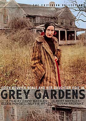 LITTLE EDIE: Hun ble et moteikon, rikmannsdatteren Edith Bouvier Beale. Men det skjedde f�rst etter at hun ble fattig og boende i en r�nne. Her poserer hun med en pelskreasjon foran huset hun og moren bodde i, Grey Gardens.