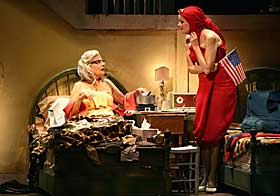 FIKK GODE KRITIKKER:Mary Louise Wilson (til venstre) og Christine Ebersole i en scene fra musicalen Grey Gardens som g�r p� Walter Kerr Theatre.