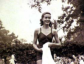 VAR MODELL: Little Edie debuterte nytt�rsaften 1936 p� Pierre Hotel. New York Times rapporterte om hendelsen, og skrev at hun hadde hvit kjole med s�lvapplikasjoner og blomster i h�ret.