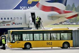 P� VEI UT: Etter tre timer fikk de f�rste passasjerene g�tt ut av de sykdomsrammede BA-flyet p� Gardermoen.
