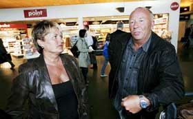 VAR OM BORD: Gudrun og Terje Starberg var om bord i det isolerte flyet. De beskriver stemningen om bord som rolig, men at det var lenge � vente p� � slippe ut.