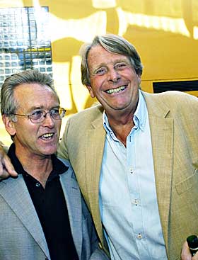 BLE KRIMFORFATTERE: Knut Faldbakken (til h�yre) begynte � skrive krim da han passerte 60. Mens han leser Grandes kronikk, kommenterer han retorikken muntert: �Les ikke krim, begynn p� Proust!, det f�rste av 14 bind!�. Gunnar Staalesen (til venstre) �fant seg selv� som krimforfatter etter en konkurranse i 1974. - Jeg syntes det s� altfor vanskelig ut til � konstruere mysteriene og trodde jeg ikke hadde anlegg for det, sier han.