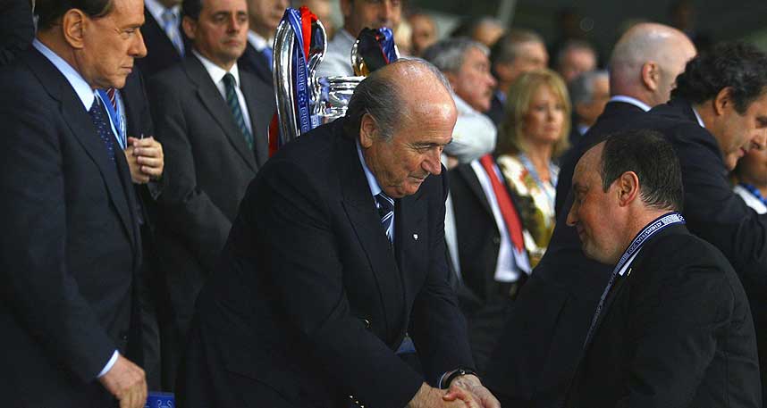 FIKK IKKE L�FTE POKALEN: Rafael Benitez skal ut og kj�pe forsterkninger til Liverpool. Her hilser han p� FIFA-president Sepp Blatter, pokalen bak fikk han aldri ta p�.